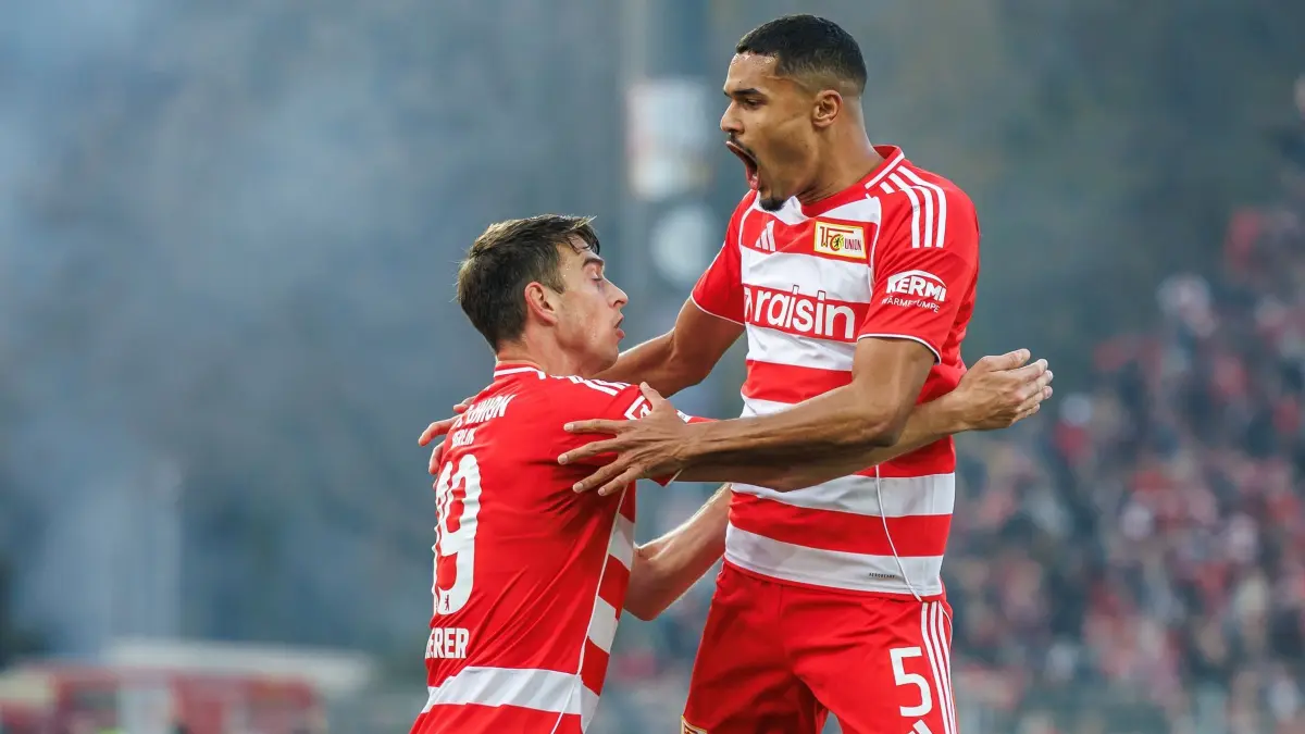 1. FC Union Berlin - Bayern München: 08.11.2025, Berlin: Fußball: Bundesliga, 1. FC Union Berlin - Bayern München, 10. Spieltag, An der Alten Försterei. Danilho Doekhi (Union Berlin) jubelt nach seinem Treffer zum 1:0 mit Janik Haberer (l, Union Berlin). Foto: Andreas Gora/dpa - WICHTIGER HINWEIS: Gemäß den Vorgaben der DFL Deutsche Fußball Liga bzw. des DFB Deutscher Fußball-Bund ist es untersagt, in dem Stadion und/oder vom Spiel angefertigte Fotoaufnahmen in Form von Sequenzbildern und/oder videoähnlichen Fotostrecken zu verwerten bzw. verwerten zu lassen. +++ dpa-Bildfunk +++