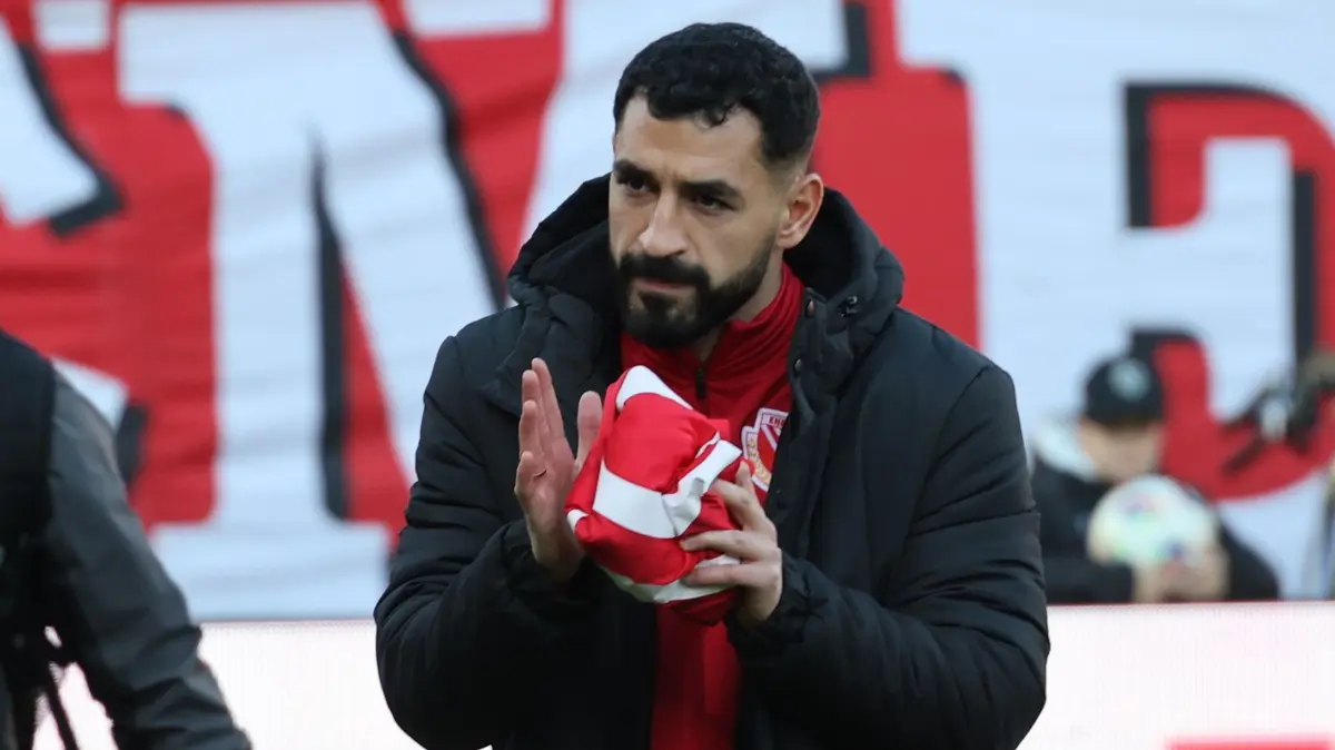 Fussball 3. Liga 2025/2026 FC Energie Cottbus - VfL Osnabrück: 10 Tolcay Cigerci (Energie Cottbus) auf dem Weg zur Auswechselbank