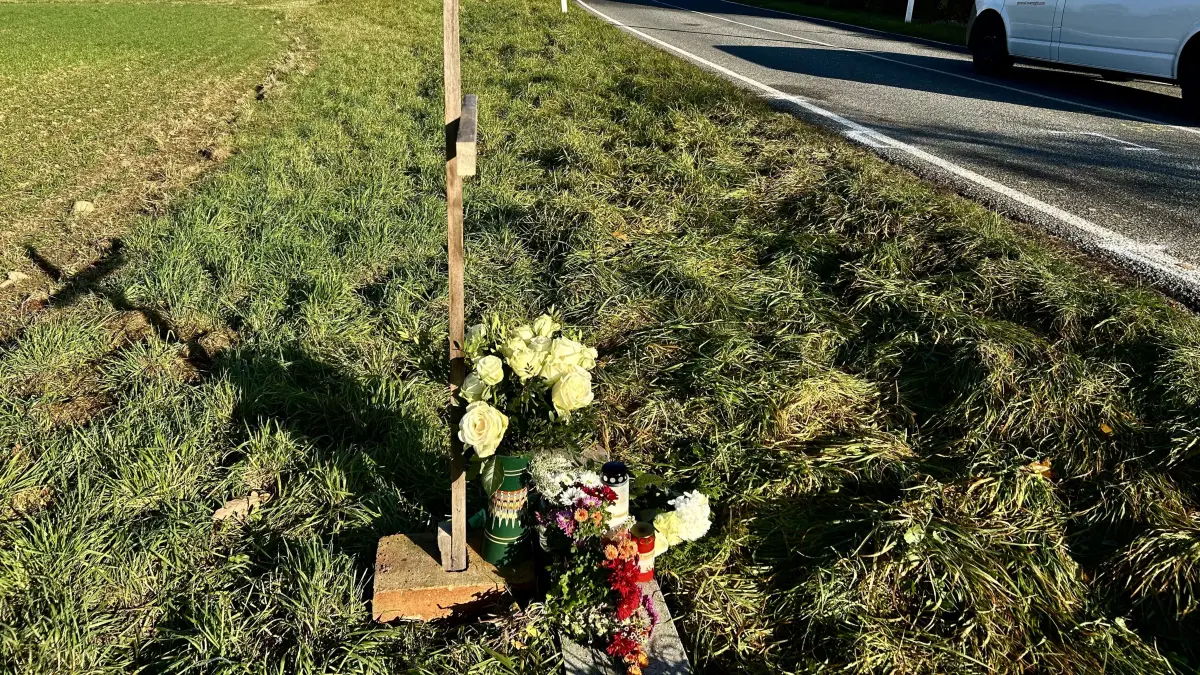 Ort des Unglücks: Ein Holzkreuz, Kerzen und Blumen erinnern inzwischen an den Unfall, der für Horst Fichtmüller tödlich endete.