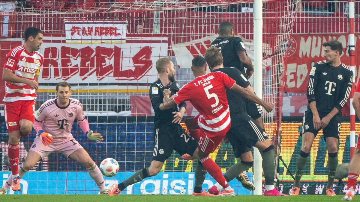 1.BL 1. FC Union - Bayern München 2025/26: Fußball, Herren, Saison 2025/2026, 1. Bundesliga (10. Spieltag), 1. FC Union Berlin - FC Bayern München, Danilho Doekhi (5/1. FC Union) erzielt das Tor zum 1:0 gegen Torwart Manuel Neuer (Bayern München), 08.11.2025, Foto: Matthias Koch