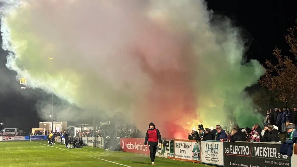 Landesliga FSV Bernau gegen Einheit Zepernick 1:3 (0:2) vor 700 Zuschauern mit Rauchbomben aus dem Zepernicker Fanblock am 7. November 2025