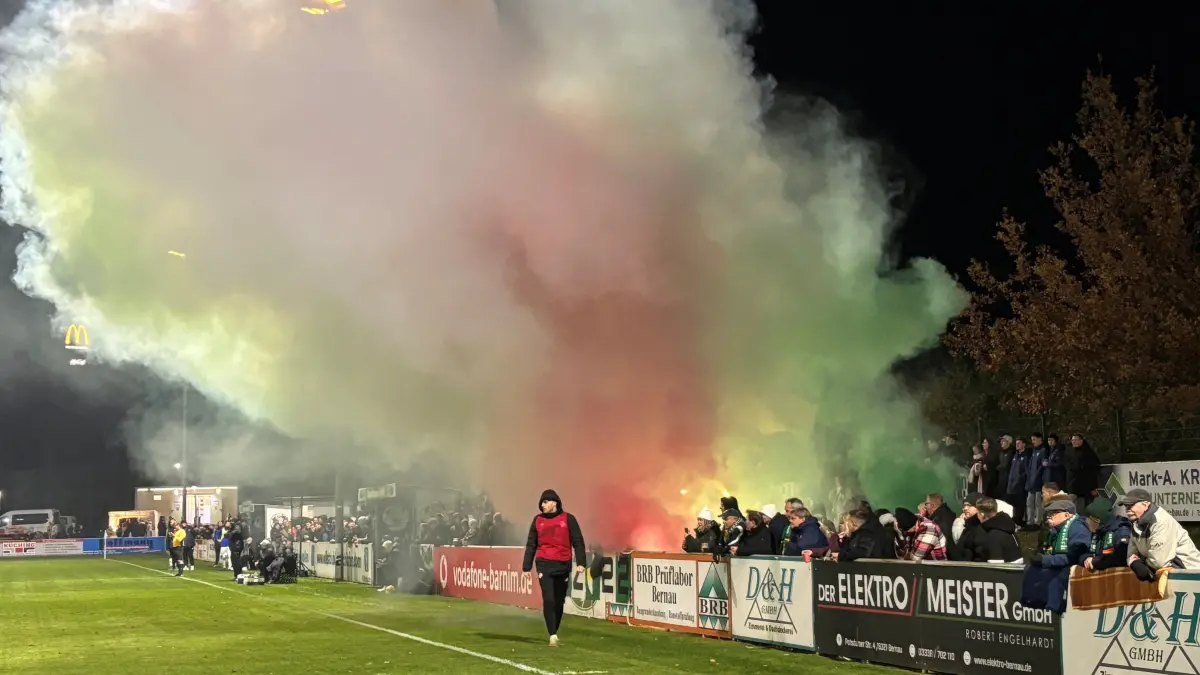 Landesliga FSV Bernau gegen Einheit Zepernick 1:3 (0:2) vor 700 Zuschauern mit Rauchbomben aus dem Zepernicker Fanblock am 7. November 2025