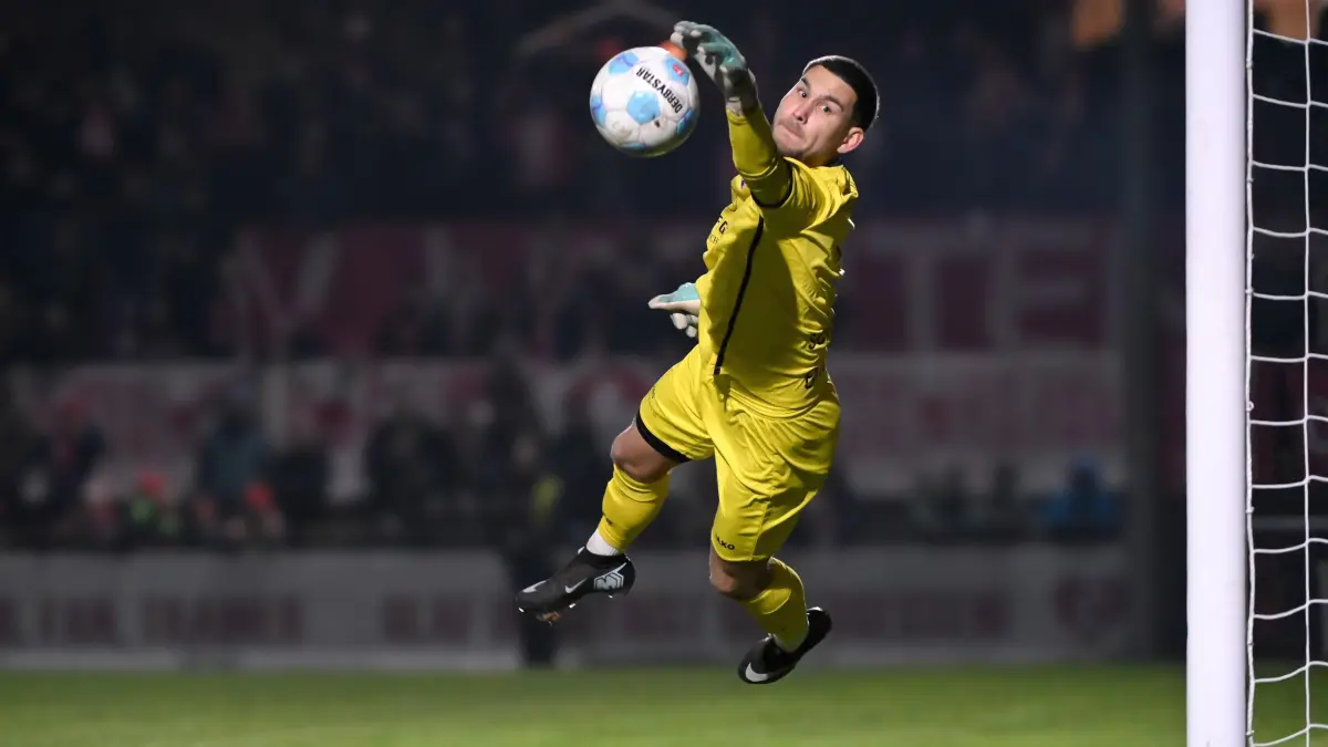 Fussball : Berlin / Lichtenberg Howoge Arena, Fussball Oberliga Nord Punktspiel im Zoschke, SV Lichtenberg - Union Klosterfelde, die Kugel entschärft und um den Pfosten gelenkt Kilian Schubert verhindert ein frühes 1 : 0 der Gastgeber
FOTO BENK 07.11.2025