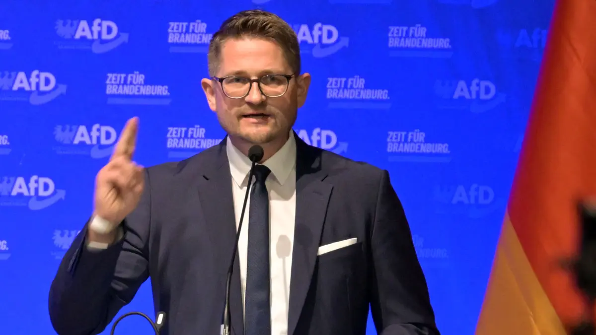 René Springer, Landesvorsitzender der AfD Brandenburg, spricht während des Landesparteitages der AfD Brandenburg, der im Stahlpalast Brandenburg ausgerichtet wird. Die AfD Brandenburg berät über eine neue Satzung, mit der zu Parteitagen Delegierte und nicht wie bisher Mitglieder kommen sollen, sowie über eine Resolution zur Stärkung des Mittelstands. +++ dpa-Bildfunk +++