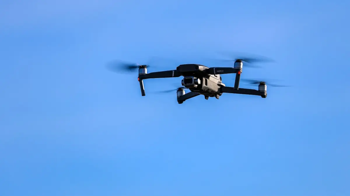 Drohne: 05.11.2025, Sachsen-Anhalt, Kabelsketal: Eine Drohne fliegt in der Luft. Immer wieder muss nach Drohnensichtungen an europäischen Flughäfen der Flugbetrieb temporär eingestellt werden. (zu dpa: «Fast 300 Drohnenflüge von Polizei gesichtet») Foto: Jan Woitas/dpa +++ dpa-Bildfunk +++