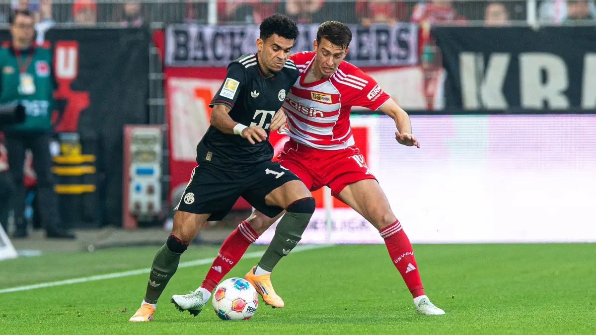 1.BL 1. FC Union - Bayern München 2025/26: Fußball, Herren, Saison 2025/2026, 1. Bundesliga (10. Spieltag), 1. FC Union Berlin - FC Bayern München, v. l. Luis Diaz (Bayern München), Janik Haberer (1. FC Union Berlin), 08.11.2025, Foto: Sebastian Räppold / Matthias Koch