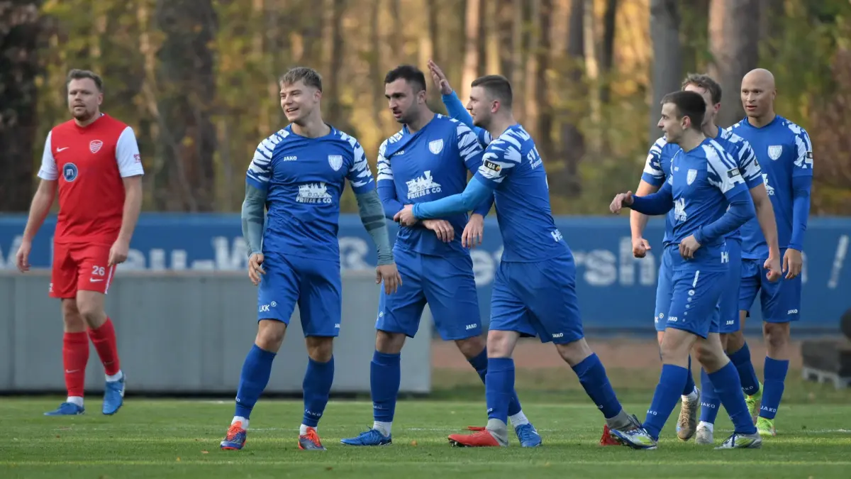 Fussball : Petershagen, Fussball Brandenburgliga Punktspiel, Petershagen-Eggersdorf - Einheit Bernau, Luis Hübner l. sieht wie Torschütze Nico Klockzien die Glückwünsche von Tom Worm v.l. und Lucas Lindemann v.r. entgegennimmt
FOTO BENK 08.11.2025