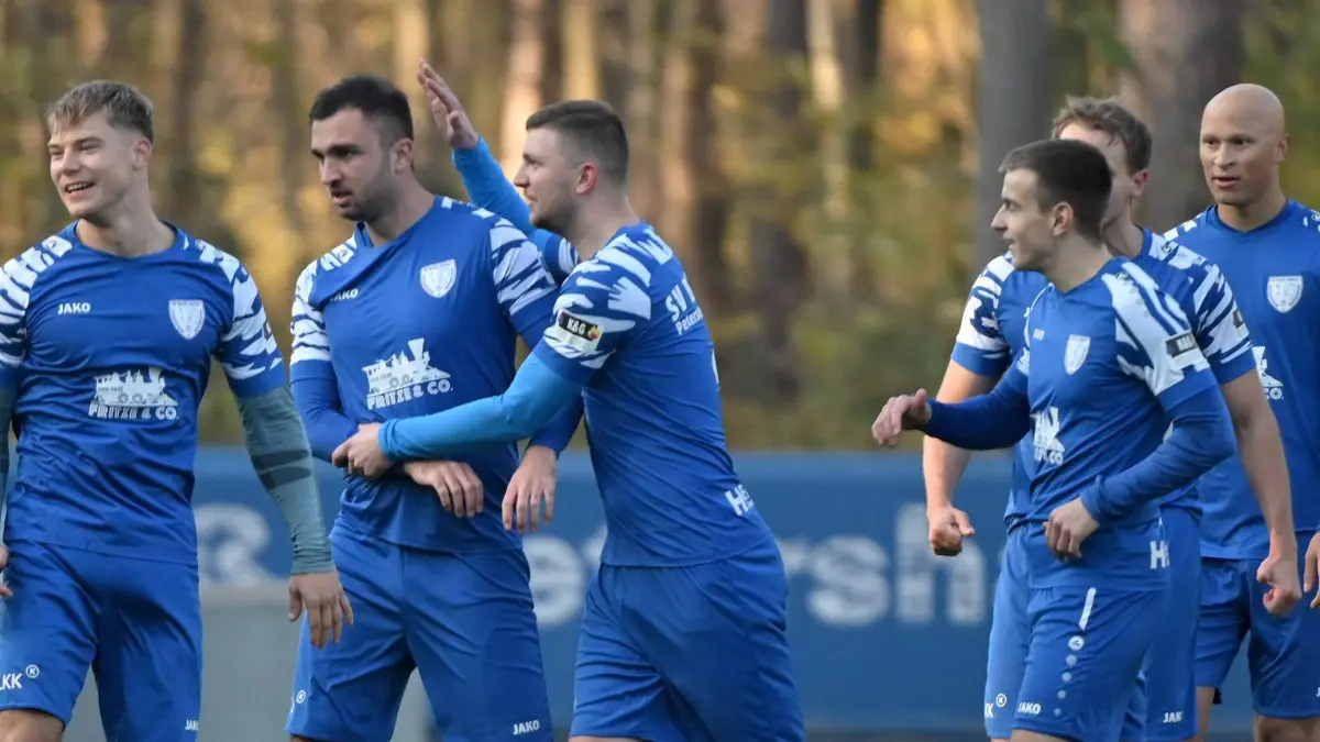 Fussball : Petershagen, Fussball Brandenburgliga Punktspiel, Petershagen-Eggersdorf - Einheit Bernau, Luis Hübner l. sieht wie Torschütze Nico Klockzien die Glückwünsche von Tom Worm v.l. und Lucas Lindemann v.r. entgegennimmt
FOTO BENK 08.11.2025