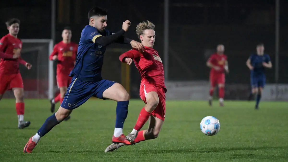 Fussball : Berlin / Lichtenberg Howoge Arena, Fussball Oberliga Nord Punktspiel im Zoschke, SV Lichtenberg - Union Klosterfelde, Caner Özcin gegen Markus Goerlitz r.
FOTO BENK 07.11.2025