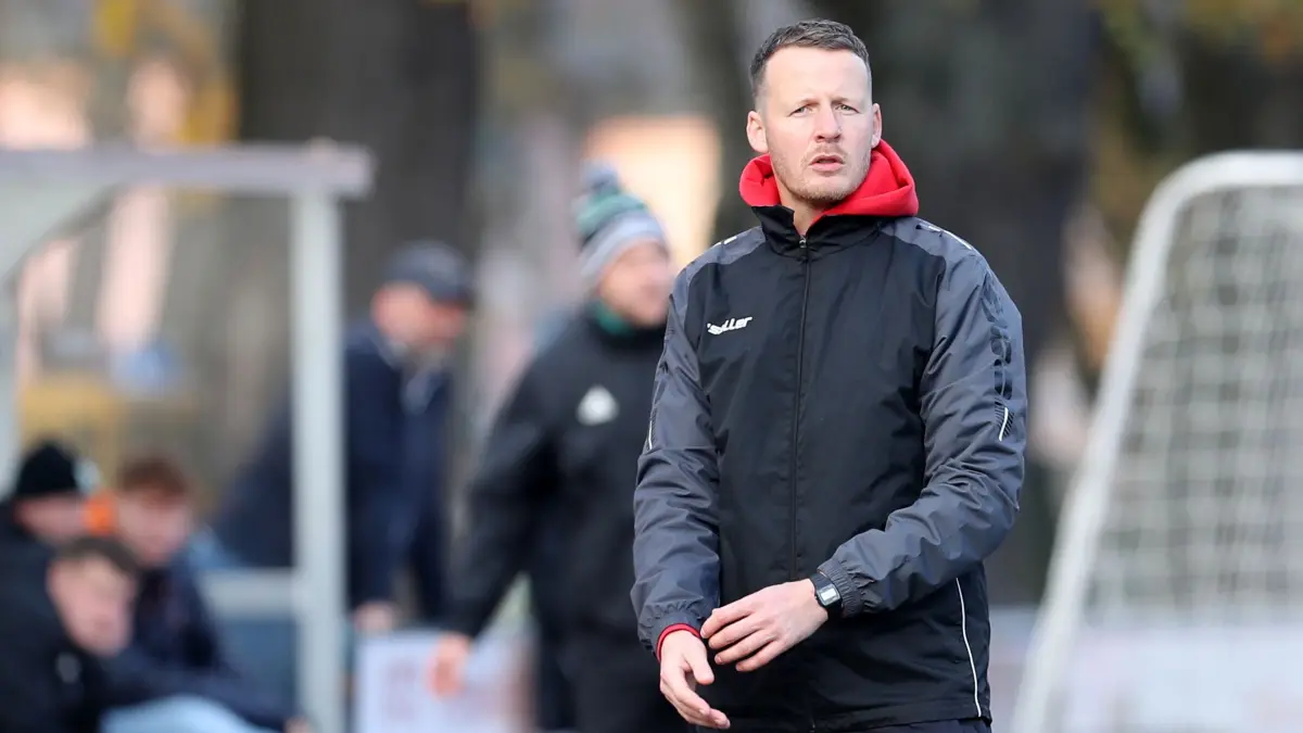 Bernau, 08.11.25, FB LK 10. ST Rot-Weiß Schönow - SpG Lunow/Oderberg 4:2 , Schönows Trainer Florian gerber