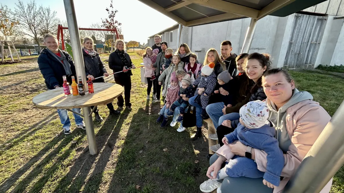 Fototermin mit vielen Gästen: In Berkholz und in Meyenburg wurden am Wochenende zwei neue Spielplätze eingeweiht.