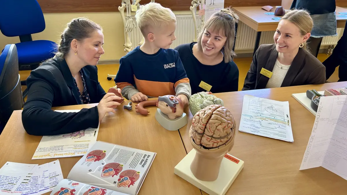 Früh übt sich: Der kleine Valentin lässt sich von Mutter Nadine Otto (l.) und den Dozentinnen Sarah Rösnick und Maike Ruthenberg (re.) den Aufbau des menschlichen Gehirns zeigen. Allzu erst nimmt der Landiner Junge das Thema aber noch nicht.