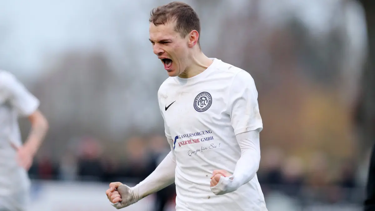 Angermünde, 09.11.25, FB LL 10. ST: Angermünder FC - FC Schwedt 2:0, Nico Hanse freut sich nach seinem zweiten Treffer zum 2:0-Endstand