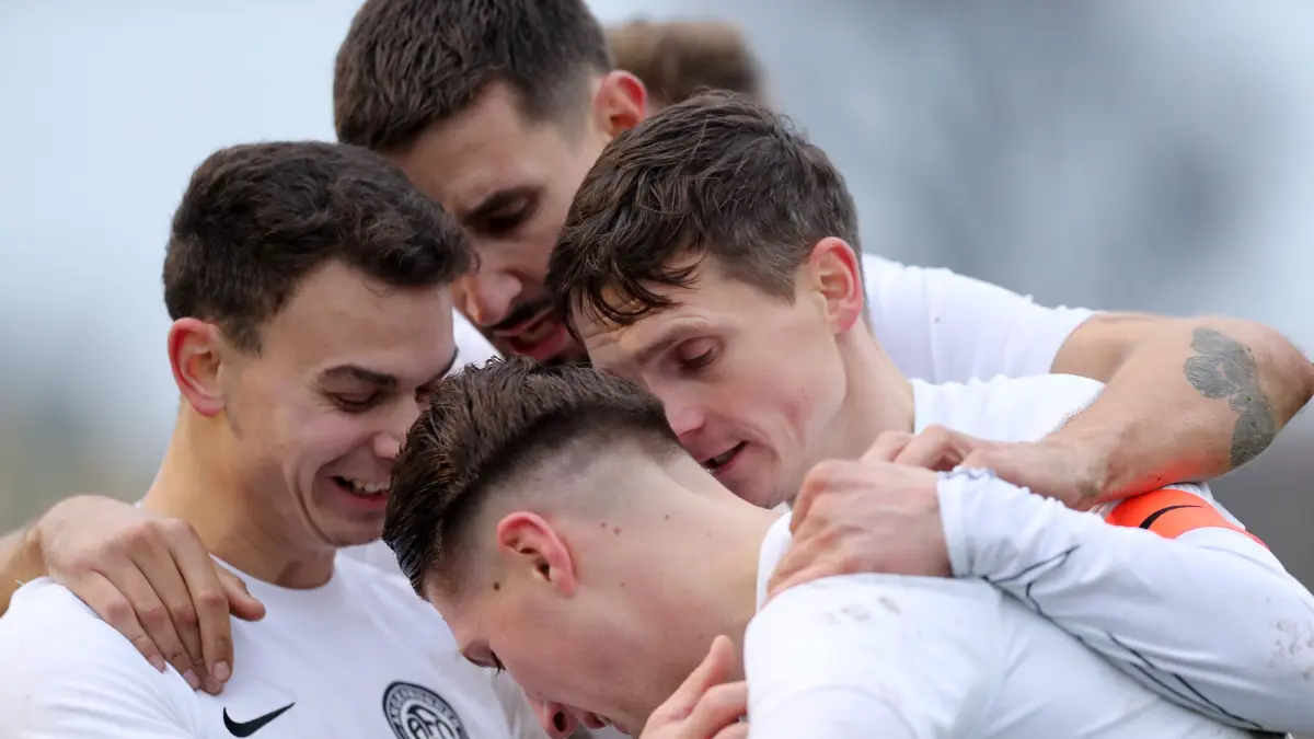 Angermünde, 09.11.25, FB LL 10. ST: Angermünder FC - FC Schwedt 2:0, Freude nach dem 2:0 durch Nico Hanse, von links: Julian Baumgarten, Tobias Schuchert, Artem Filineko (vorn) und Kapitän Matthias Manteufel