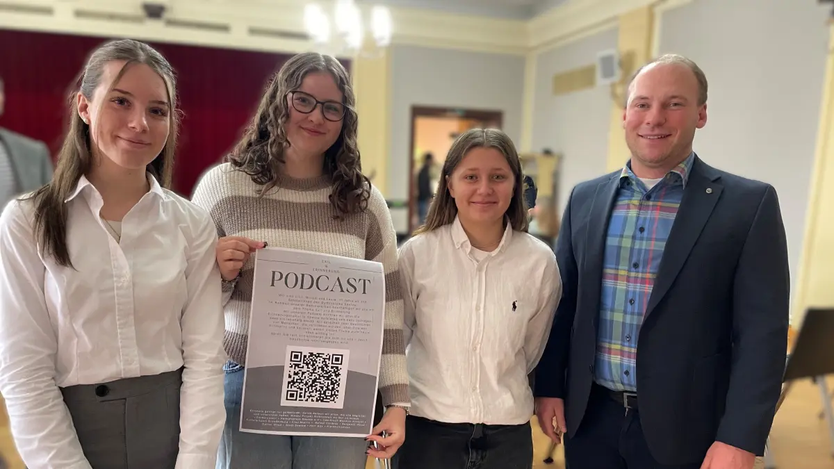 Erinnern an jüdisches Leben in Seelow konkret werden lassen: Das haben sich die Zwölftklässlerinnen Miriam, Lilli und Laura sowie Geschichtslehrer Konstantin Richter mit ihrem Podcast auf die Fahnen geschrieben.