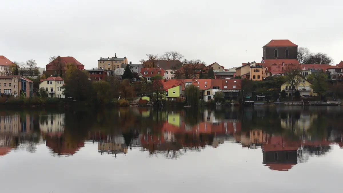 Die Freizeit wird in Strausberg teurer: Für Stege und Liegeplätze für Boote am Straus-, Bötz- oder Fängersee steigt das Nutzungsentgelt. Wer ein Erholungsgrundstück hat, muss ebenfalls tiefer in die Tasche greifen.