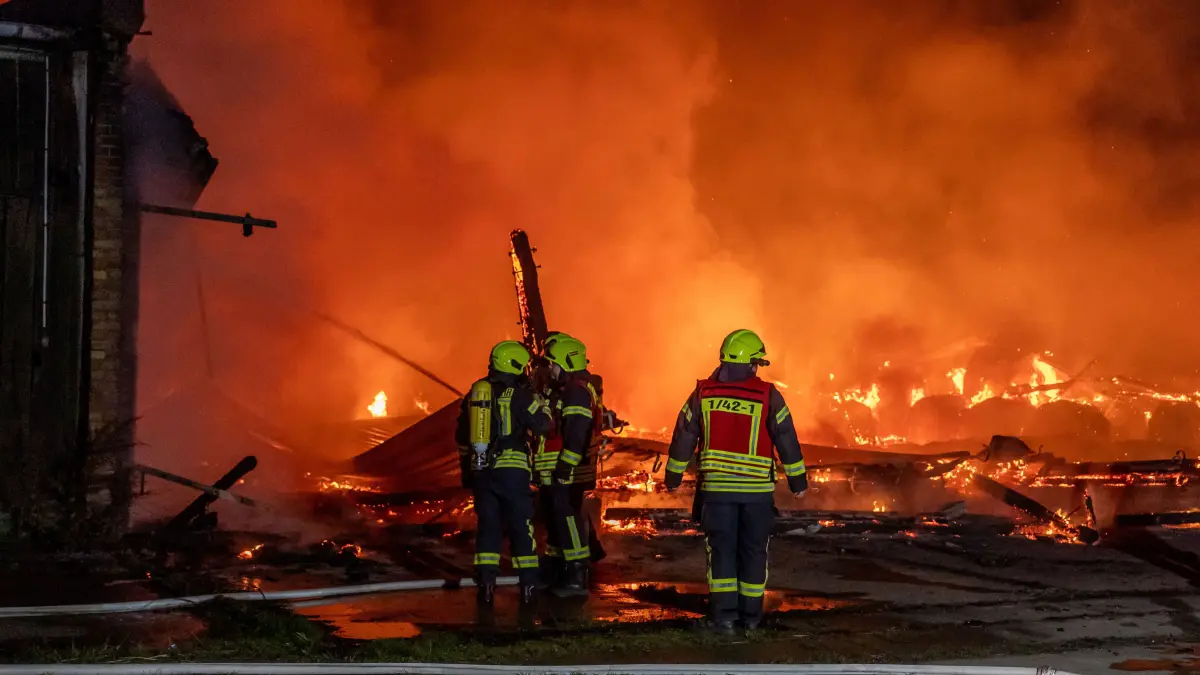 Feuerwehr Angermünde: Angermünde, 10.11.2025: Ein Großaufgebot der Angermünder Feuerwehr rückt am Montagabend zu einem Großbrand in den Blumberger Mühlenweg aus, wo eine Lagerhalle in voller Ausdehung brennt.