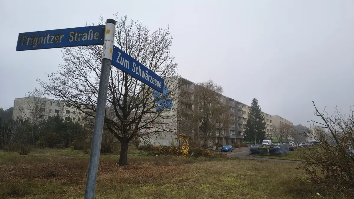 Wohnhäuser an der Straße Zum Schwärzesee in Eberswalde. Ein Messerangriff am Freitagmorgen sorgt für Ermittlungen der Kriminalpolizei. November 2025