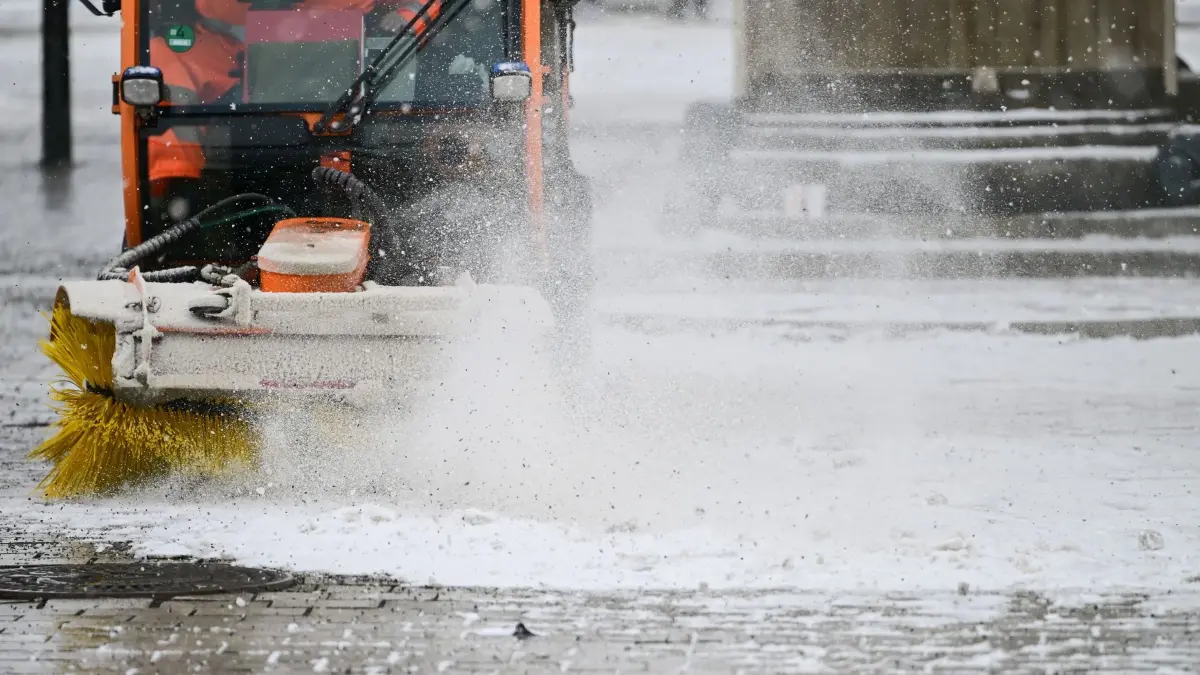 Winterwetter in Berlin: ARCHIV - 15.02.2025, Berlin: Ein Fahrzeug der Berliner Stadtreinigung (BSR) kehrt in der Innenstadt Schnee von der Straße. (zu dpa: «13.000 Tonnen Salz - BSR rüstet sich für den Winterdienst») Foto: Sebastian Gollnow/dpa +++ dpa-Bildfunk +++