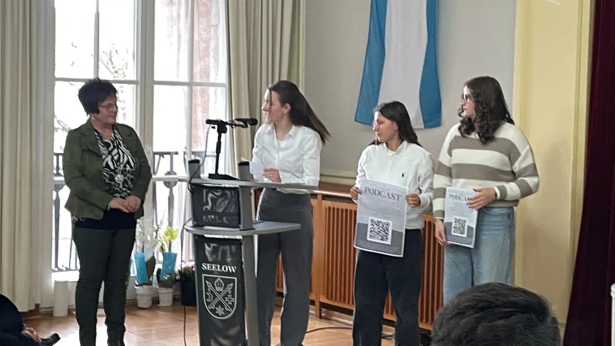 Übergabe des Podcasts an den Heimatverein Seelow: Symbolisch übergaben die drei Autorinnen das Blatt mit dem QR-Code an die Vereinsvorsitzende Marion Krüger.