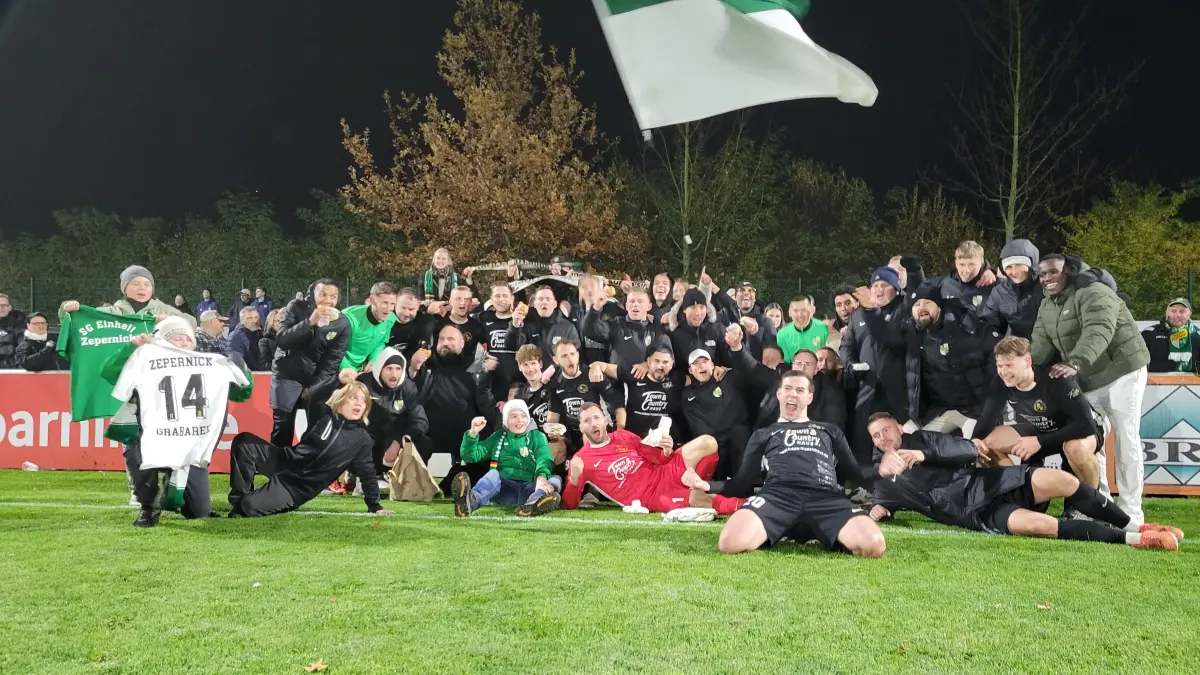 Derbysieger: Einheit Zepernick feiert nach Abpfiff der Partie beim FSV Bernau den 3:1-Sieg. Die Fans sorgten für ein farbenprächtiges Barnim-Derby.