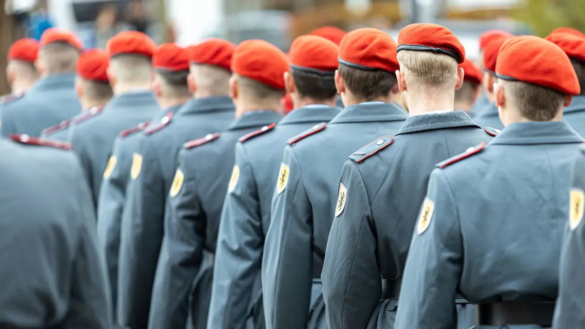 70 Jahre Bundeswehr im Saarland: 10.11.2025, Saarland, Saarbrücken: Soldatinnen und Soldaten stehen auf dem Vorplatz der Ludwigskirche in Saarbrücken zum feierlichen Gelöbnis anlässlich des 70. Geburtstags der Bundeswehr angetreten. Foto: Laszlo Pinter/dpa +++ dpa-Bildfunk +++