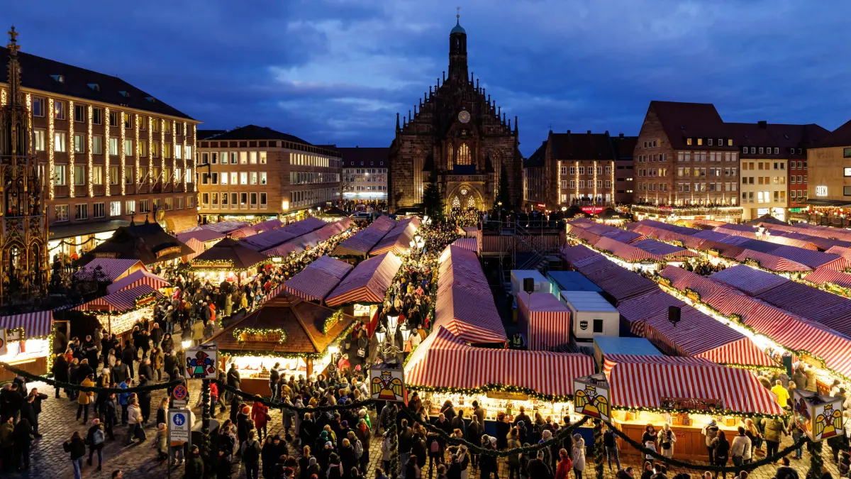 Blick über den Nürnberger Christkindlesmarkt aus dem Jahr 2024. (zu dpa: «Bayreuth startet mit «Winterdorf» in Weihnachtsmarkt-Saison») +++ dpa-Bildfunk +++