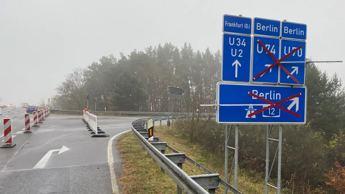 Kein Hinaufkommen: eine Autobahnauf- und Abfahrt bei Fürstenwalde ist für einige Zeit gesperrt. Wie lange die Maßnahmen andauern werden.