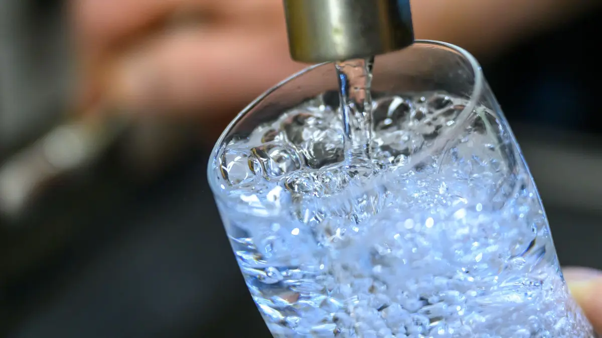 Trinkwasser Symbolbild: PRODUKTION - 24.07.2025, Sachsen, Chemnitz: Trinkwasser läuft in einer Küche in Chemnitz in ein Glas. Der Energieversorger Eins betreibt das rund 1500 Kilometer lange Trinkwassernetz der Großstadt. (zu dpa: «Kreis Karlsruhe: Wasser muss nicht mehr abgekocht werden») Foto: Hendrik Schmidt/dpa +++ dpa-Bildfunk +++