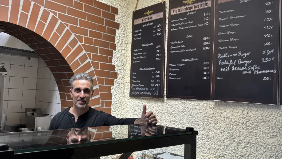Betreiber Ebrahim sorgt bei Ebrahim’s in der Gartenstraße nicht nur für guten Geschmack, sondern mit seinem Charme und Humor auch für beste Stimmung.