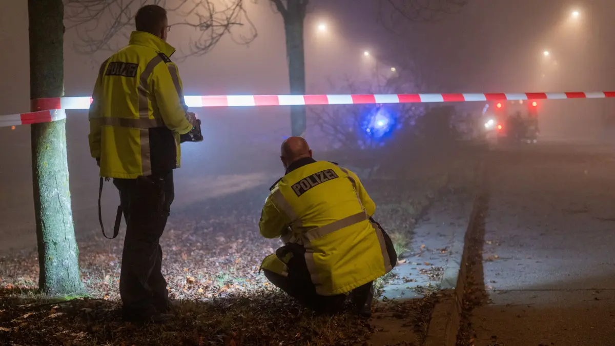 Ermittler der Polizei sicherten Spuren an der Unfallstelle, die sich über mehrere hundert Meter erstreckte.