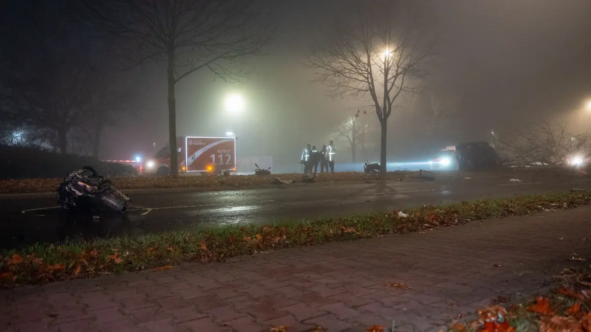Die Fahrbahn glich einem Trümmerfeld. Sogar das Lenkrad lag mehrere Meter vom Auto entfernt auf einer Grünfläche.