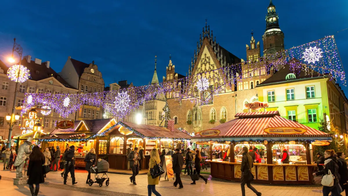 Polen hat auch 2025 wunderschöne Weihnachtsmärkte zu bieten. Die fünf schönsten Weihnachtsmärkte, was sie zu bieten haben und alles Wichtige zu Anfahrt und Parken. (im Bild: der Weihnachtsmarkt in Warschau)
