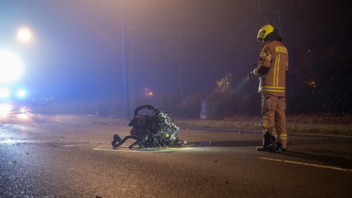 Der Motorblock wurde bei dem Unfall herausgerissen und lag rund zehn Meter vom Auto entfernt auf der Straße.