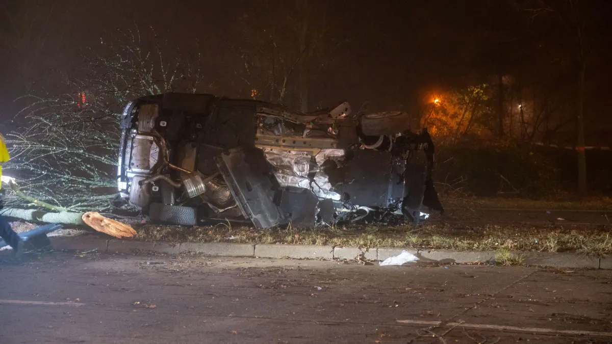 Das Auto blieb nach dem Aufprall auf der Seite liegen.