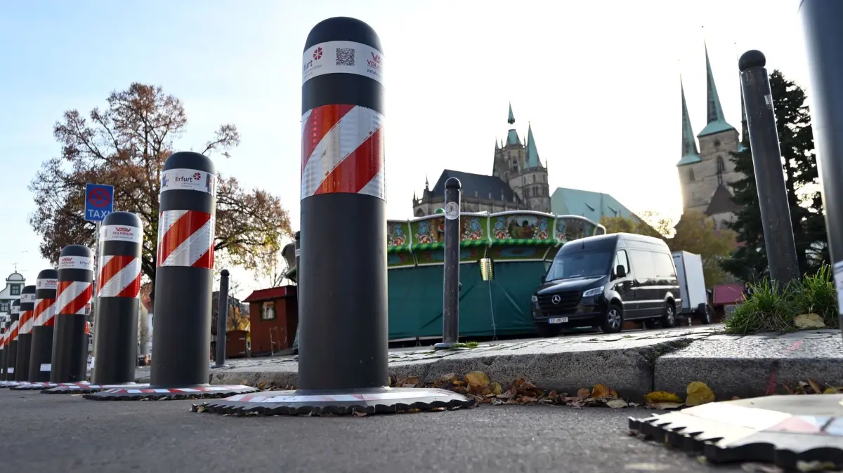 Sicherheit auf Thüringer Weihnachtsmärkten: 11.11.2025, Thüringen, Erfurt: Zufahrtssperren stehen am Rand des Domplatz, wo vom 25. November bis 22. Dezember der 175. Erfurter Weihnachtsmarkt stattfindet. Thüringens größte Städte verschärfen in diesem Jahr ihre Sicherheitsvorkehrungen für Weihnachtsmärkte. Foto: Martin Schutt/dpa +++ dpa-Bildfunk +++