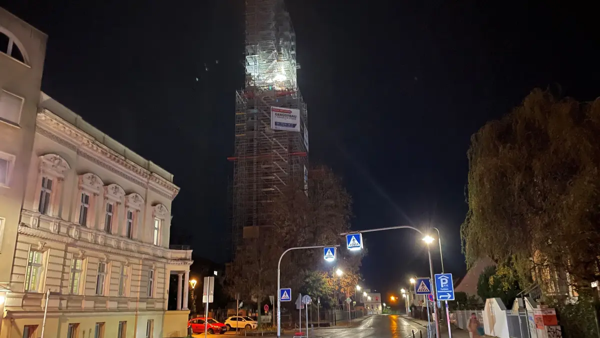 Herz Jesu Kirche beim Umbau Turm wird neu gebaut Bernau bei Nacht