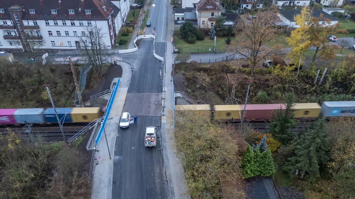Die Brücke der Markendorfer Straße ist bald fertig.