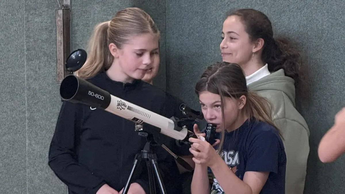 Wohin geht die Reise: Blick durchs Teleskop gehöre zu den diesjährigen Proben für das neue Snowy-Musical dazu.