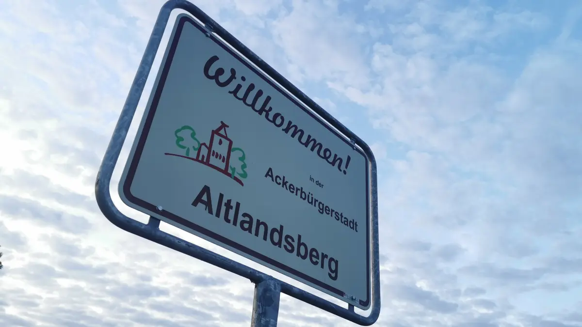 Schild an der Stadtgrenze von Altlandsberg - Willkommen in der Ackerbürgerstadt Altlandsberg