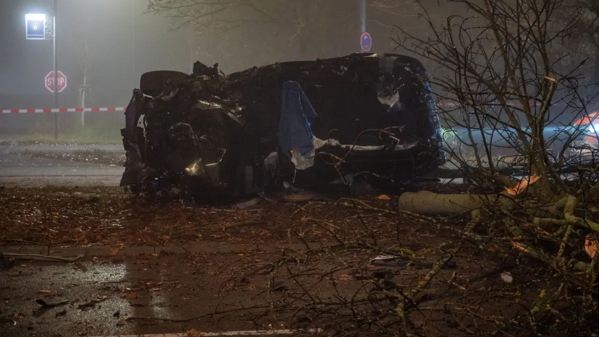 Bei dem Unfall wurden die beiden Insassen im Auto eingeklemmt. Die Feuerwehr musste sie befreien.