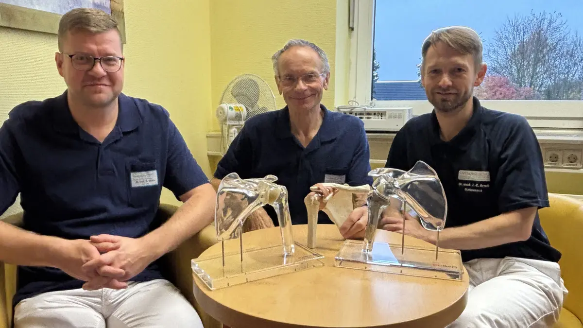 Schulter-Spezialisten: Dr. Kai Wilke (l.) und Dr. Jan-Eric Arndt (r.) mit ihrem Senior-Advisor Dr. Falk Reuther (Mitte) am Krankenhaus Wriezen.