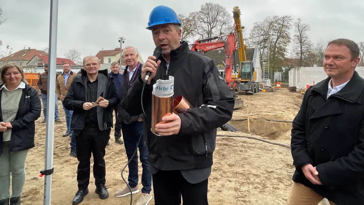 Wolf-Harald Krüger mit der Grundstein-Kartusche: Der Präsident der Handwerkskammer Frankfurt (Oder) wird mit der Firma Krüger & Krüger aus Schöneiche den Rohbau in Neuhardenberg errichten.