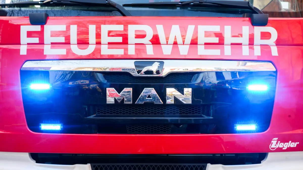Feuerwehr: ARCHIV - 03.02.2025, Niedersachsen, Hannover: Blaulichter leuchten an einer Einsatzstelle an einem Löschfahrzeug der Feuerwehr. (zu dpa: «Feuer in Restaurant gelegt - hoher Schaden») Foto: Julian Stratenschulte/dpa +++ dpa-Bildfunk +++