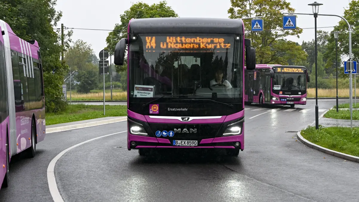Busse der Betreibergesellschaft Ecovista fahren im Ersatzverkehr zum Bahnhof. Einen Monat nach dem Start des Ersatzverkehrs für die Strecke Hamburg-Berlin zieht der Betreiber eine positive Bilanz. +++ dpa-Bildfunk +++