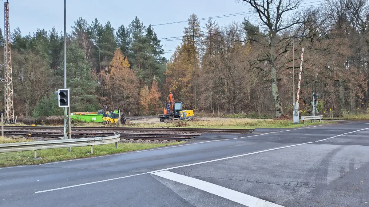 Baufahrzeuge am Bahnübergang Angermünder Straße zwischen Chorin und Serwest. Sie sind ein deutlicher Fingerzeig für den Beginn der Bauarbeiten.