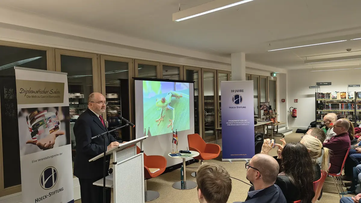Costa Ricas Botschafter Antonio Lehmann Gutiérrez in der Stadtbibliothek von Eberswalde. Ein gebürtiger Eberswalder spielte an diesem Abend eine besondere Rolle. November 2025