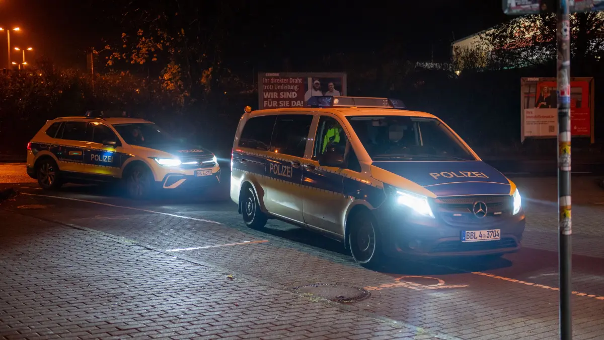 Die Polizei nahm in der Nähe des Bahnhofs zwei Männer fest.