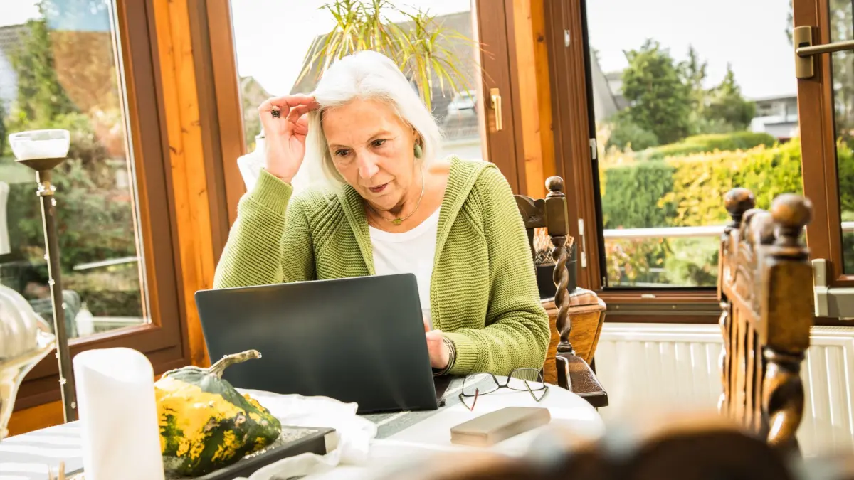 Eine Seniorin arbeitet an ihrem Laptop: ILLUSTRATION - Formlose Mail genügt oft vorerst: Angehörige sollten Versicherungen schnell informieren, um keine Fristen zu verpassen. (zu dpa: «Todesfall: Welche Versicherungen enden, welche weiterlaufen») Foto: Christin Klose/dpa-mag - Honorarfrei nur für Bezieher des Dienstes dpa-Magazin +++ dpa-Magazin +++