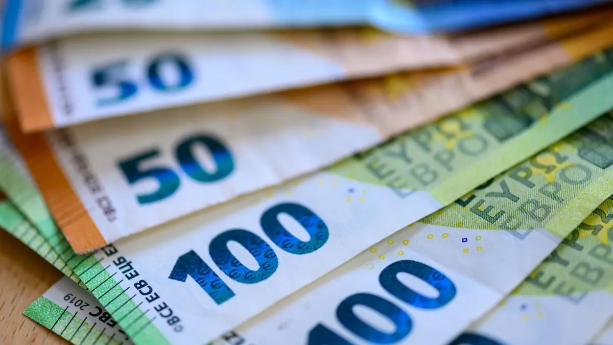 Geld: PRODUKTION - 15.09.2025, Sachsen, Leipzig: Geldscheine liegen auf einem Tisch. (zu dpa: «Landtag macht Weg für 600 Millionen Euro für Kommunen frei») Foto: Hendrik Schmidt/dpa +++ dpa-Bildfunk +++